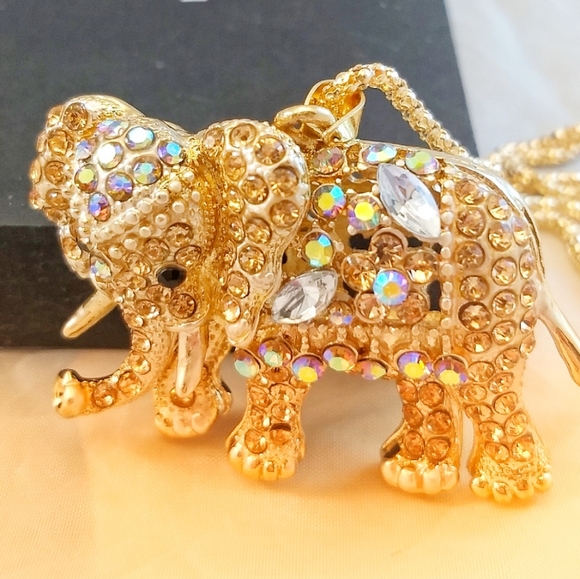 Jewelry - CLEARANCE!  rhinestone gold elephant necklace